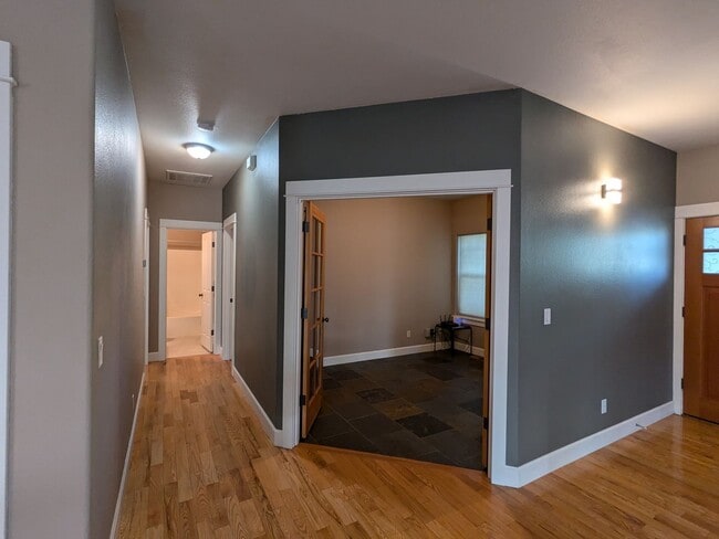 Building Photo - Gorgeous single-level 2x2 with an office\t...