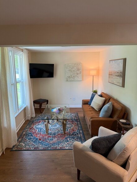Living Room - 104 W Hembree St