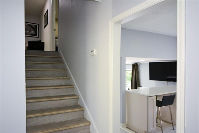 Building Photo - 643 Navarre Dr