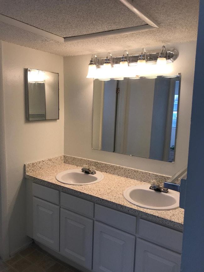 Building Photo - 2501 N Alafaya Trail