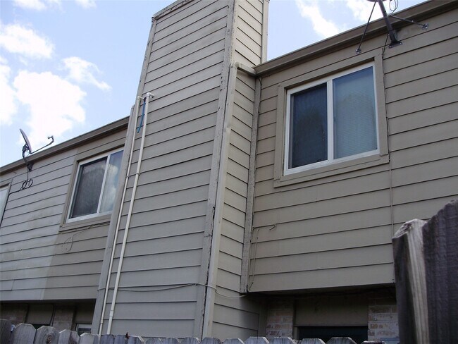 Building Photo - 2107 Shiveley Cir