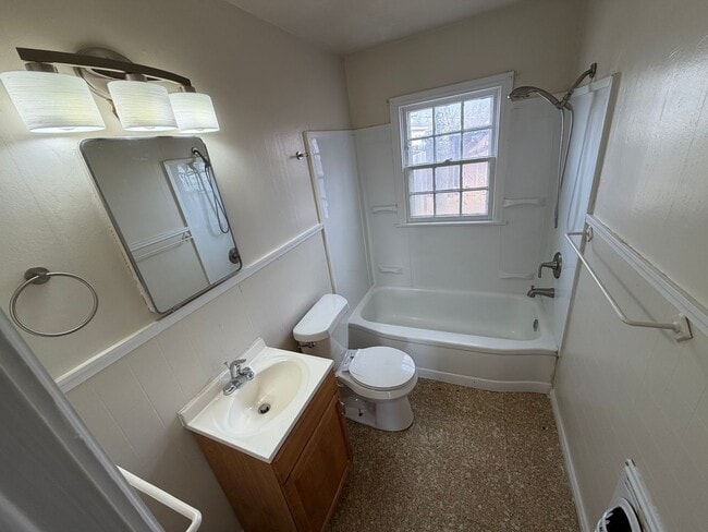 Building Photo - 1411 S Ong St