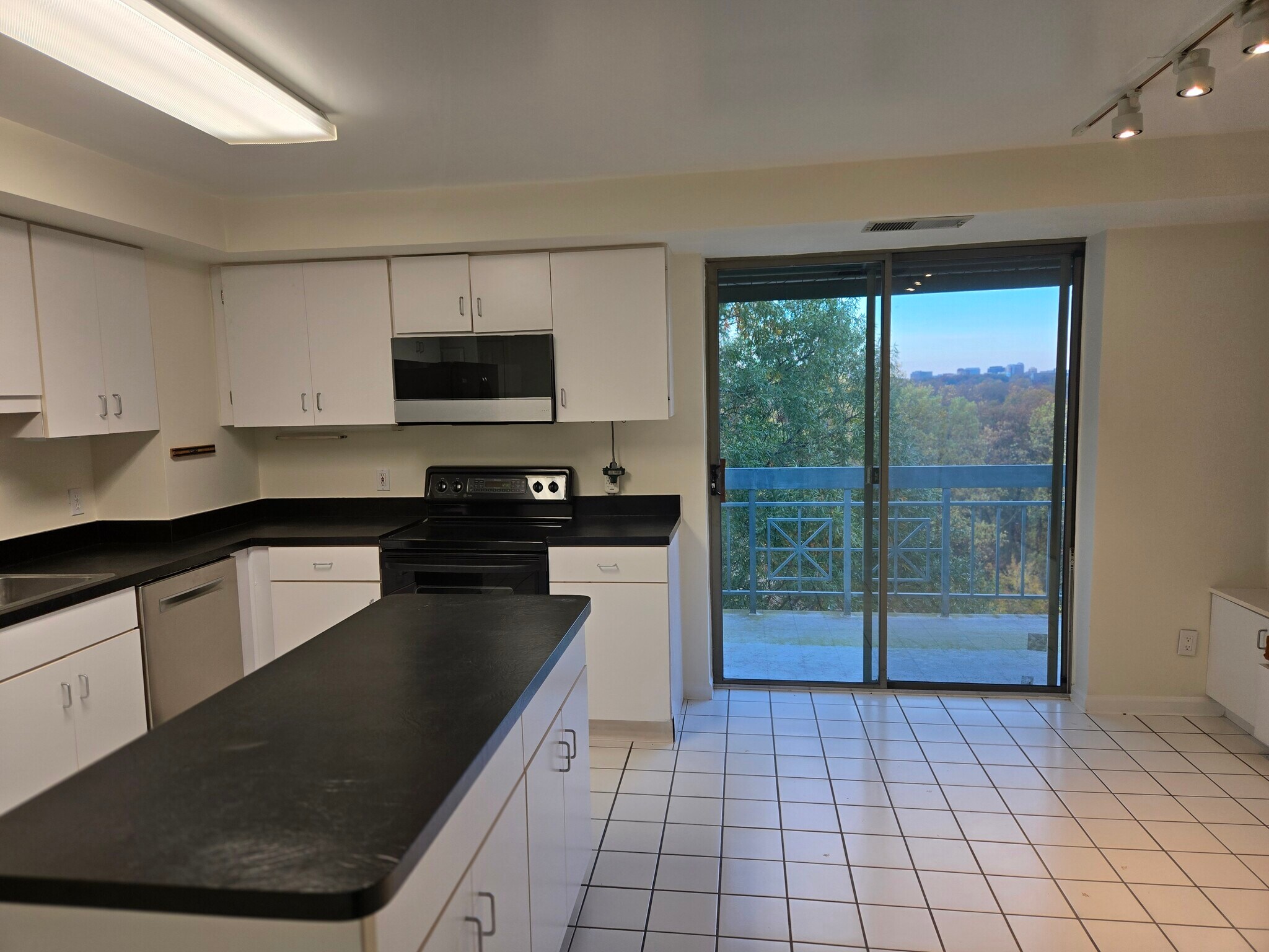 Building Photo - 5450 Whitley Park Ter