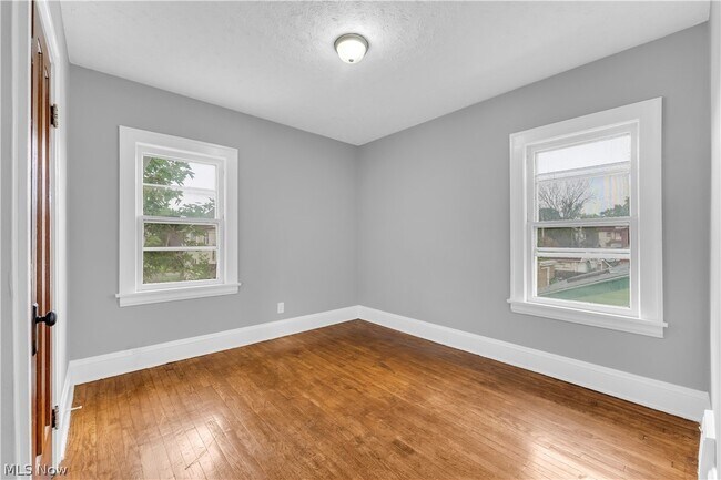 Building Photo - 10123 Greenview Ave