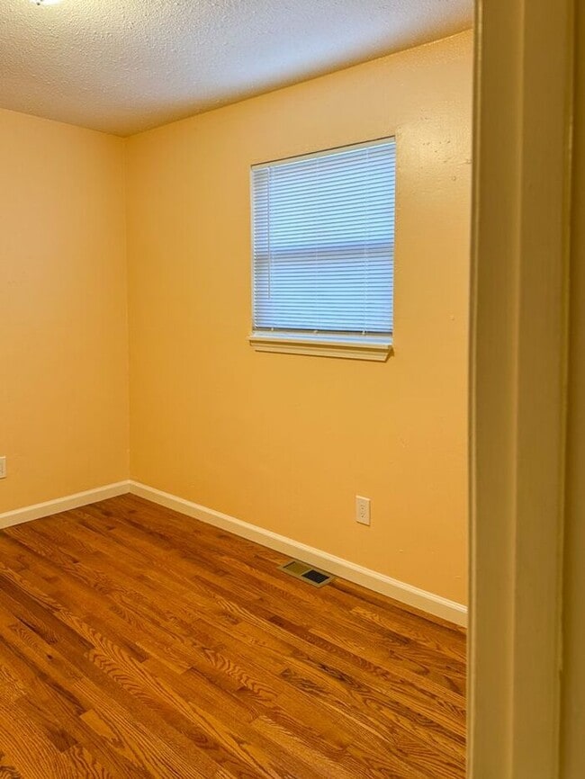Building Photo - Cozy 2-Bedroom Home with Hardwood Floors N...