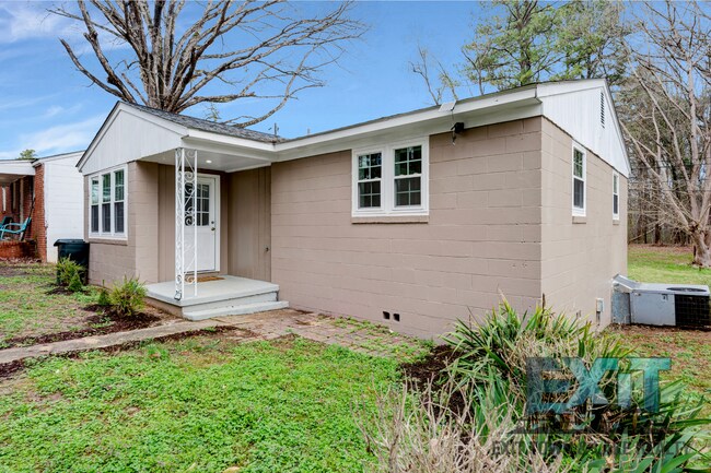 Building Photo - 3 bedroom, 1 bathroom home located in Lawrenceville, VA