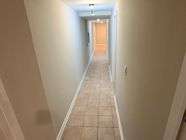 Building Photo - Renovated 3-Bedroom Apartment in Prime SE ...