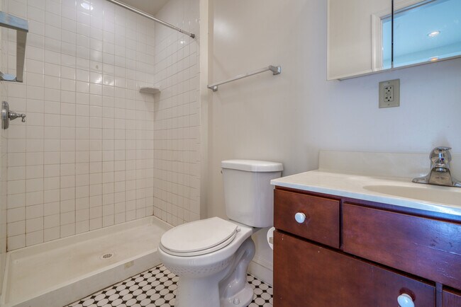 Building Photo - 634 Eislen St