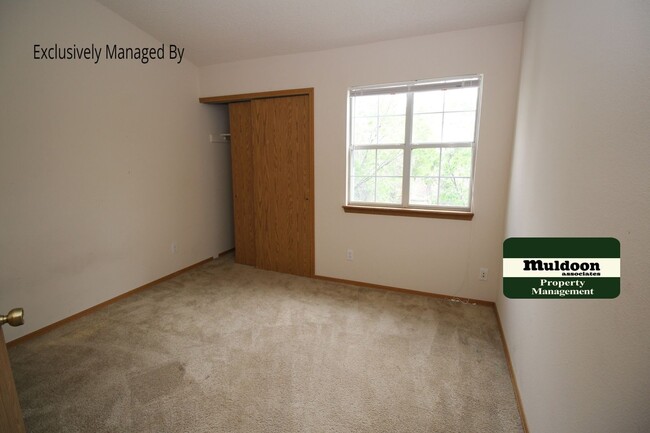 Building Photo - Comfortable Townhome!