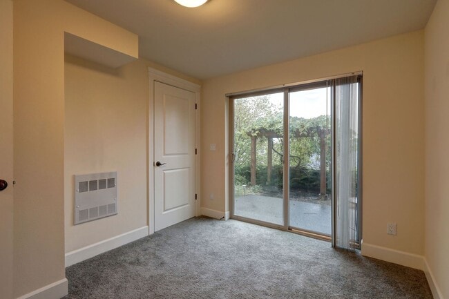 Building Photo - Grand 4 bedroom /2.5-bathroom Townhome w/ Sweeping Views of Lake Union & Cascades!