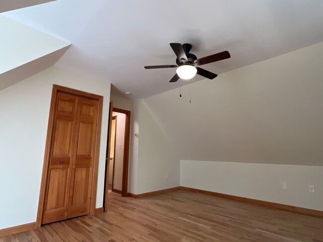 Building Photo - 3 Bedroom, 2 bath home newly renovated wit...