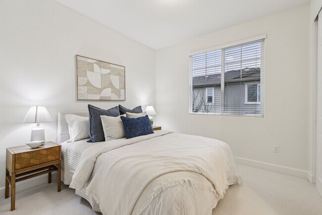 Building Photo - Beautiful Corner-Unit Townhome Near Downtown – 4 Bed | 3 baths