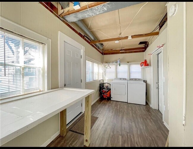 Building Photo - 202 S College St