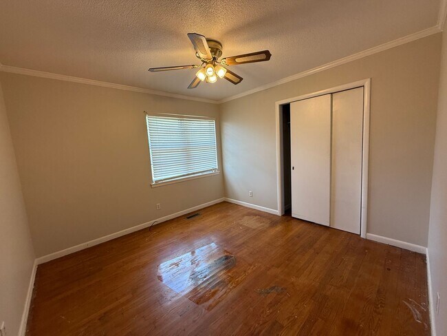 Building Photo - Charming 3-Bedroom Home with Spacious Yard...