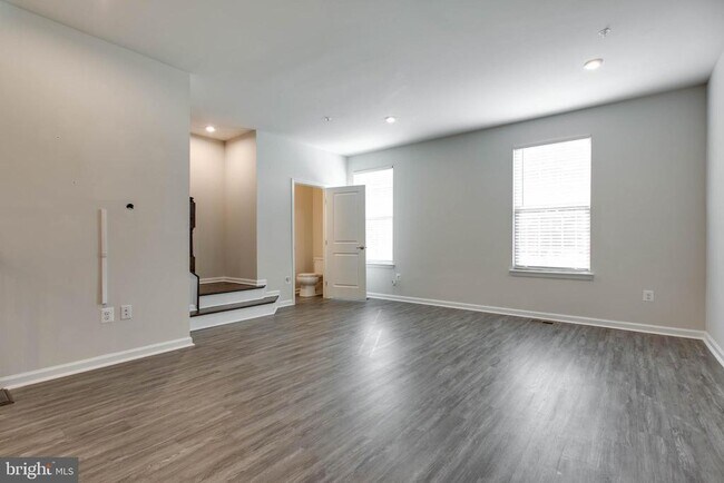 Building Photo - 3004 Cornfield Ave