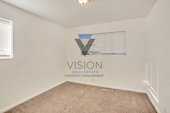 Building Photo - 360 E 400 S