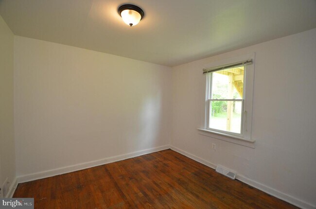 Building Photo - 6201 Shady Side Rd