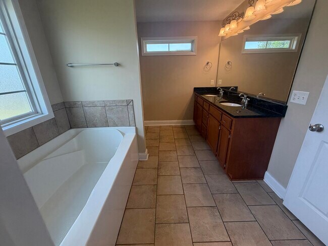 Building Photo - 2850 Foxcroft Cir