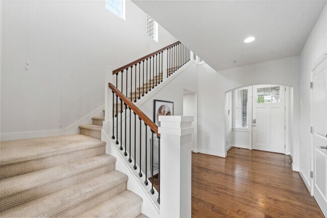 Building Photo - Beautiful 5-Bedroom Home with Mt. Rainier ...