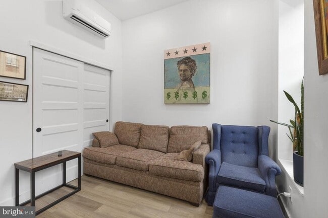 Building Photo - 212 Catharine St