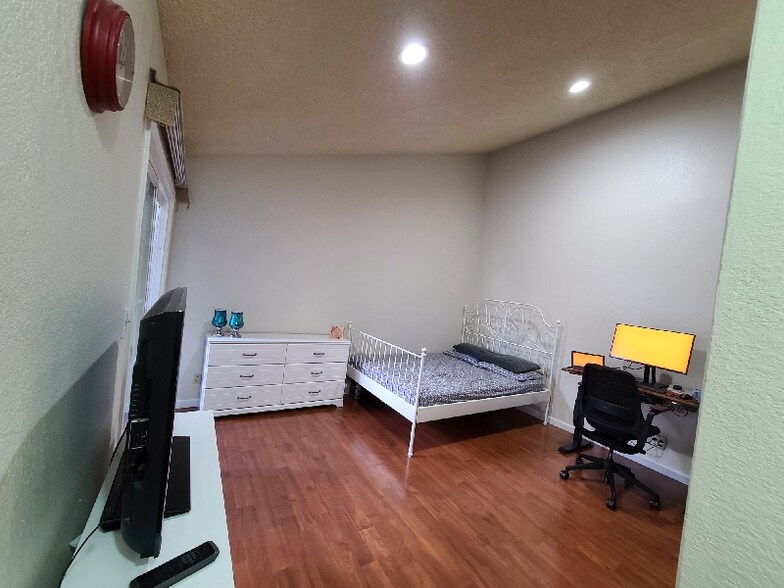 Building Photo - 4621 Donalbain Cir