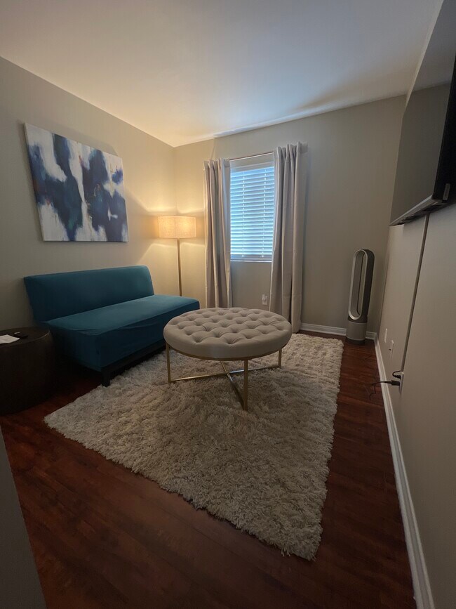 Guest bed 2 - 19355 Sherman Way