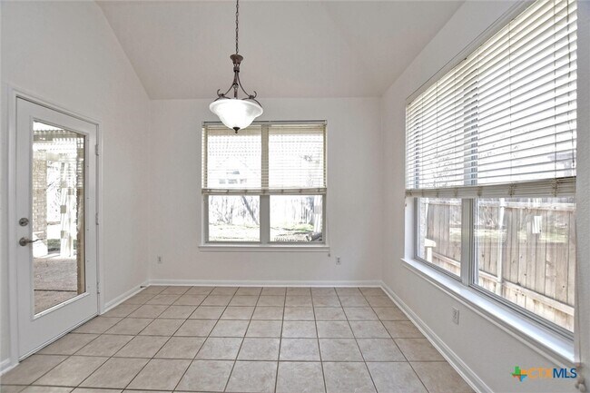 Building Photo - 2632 Henley Dr