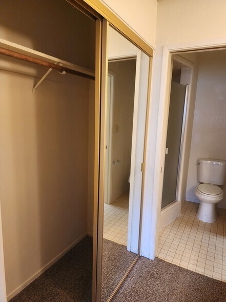 Building Photo - 5913 Auburn Oaks Dr
