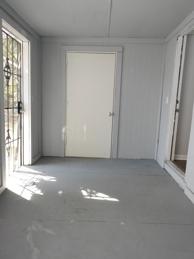 Building Photo - 3/1 Single Family Home Available now! 32204