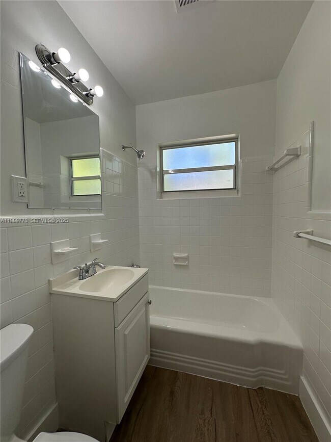 Building Photo - 4300 Sea Grape Dr