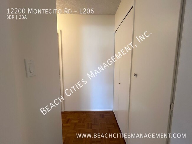 Building Photo - $300 off first month's rent! Nice Upper Un...