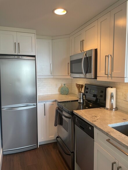Fully equipped kitchen with dishwasher, dishes and pots and pans - 15 S Golfview Rd