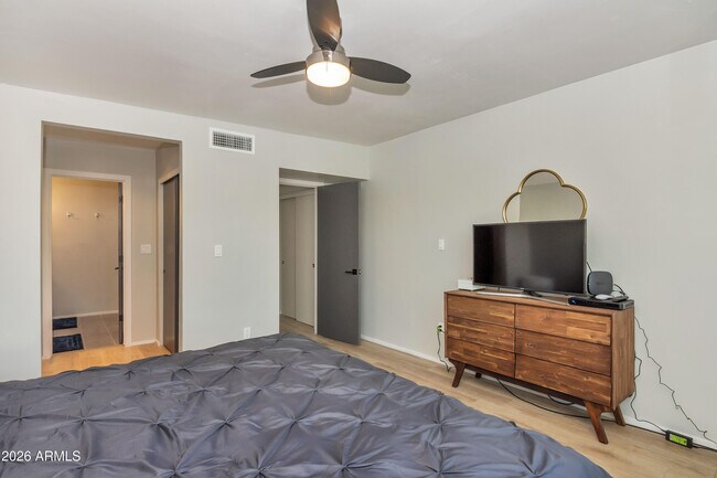 Building Photo - 7599 E Pleasant Run