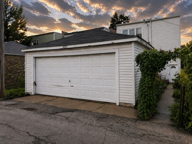Building Photo - 4935 W Cullom Ave