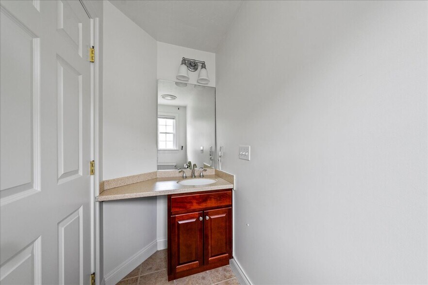 Building Photo - 6 Longview Cir