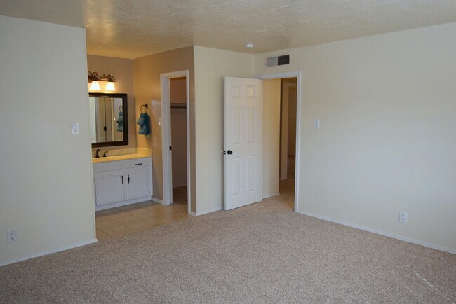 Building Photo - Pristine NE Home! NEW KITCHEN LA CUEVA S.D...