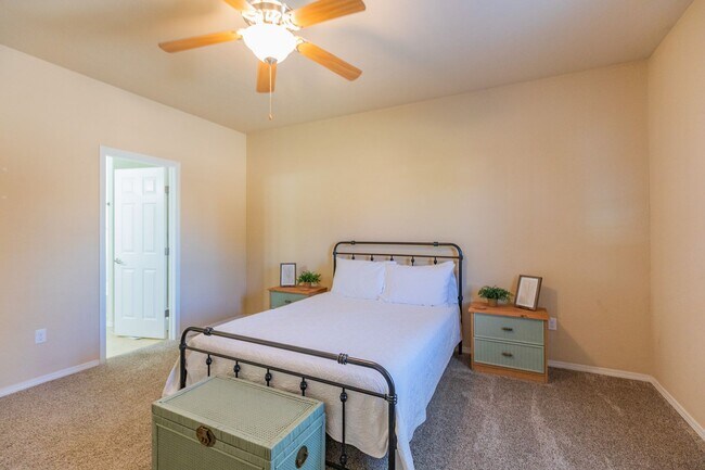 Building Photo - 3 Bed 2 Bath Fully Furnished Home - Pet Fr...