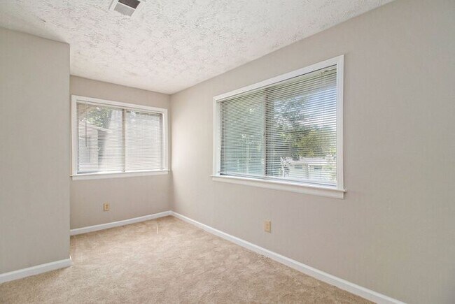 Building Photo - Fully Renovated 3BR/2BA Condo in Decatur!