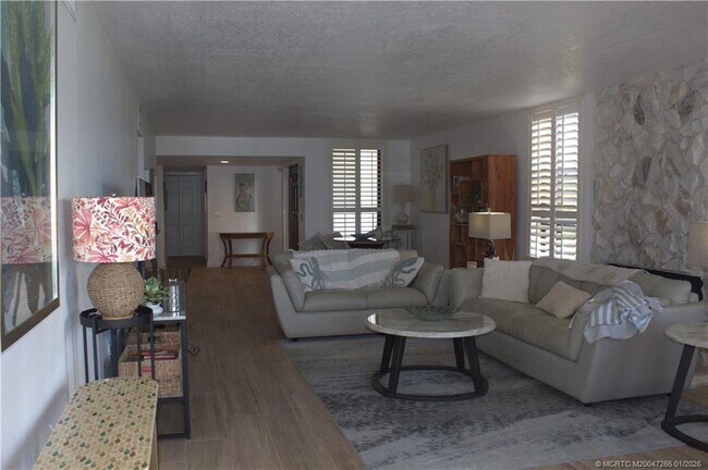 Building Photo - 325 Jimmy Buffett Mem Hwy