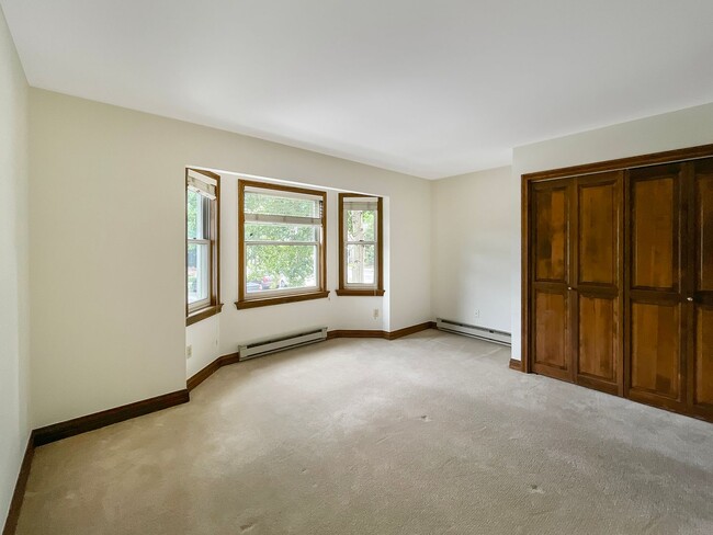 Building Photo - 3 Bed (private loft as 3rd BR) Downtown Br...