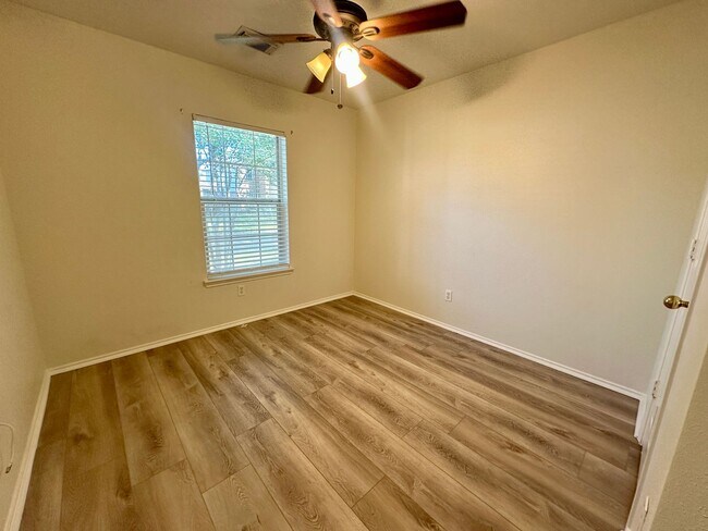 Building Photo - For Lease | 3 Bed, 2 Bath | 1,528 Sq Ft | ...