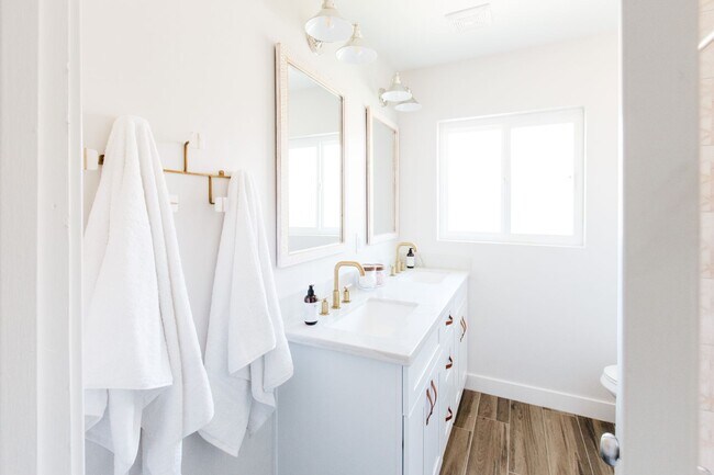 Building Photo - Stunning Remodel near Old Town!