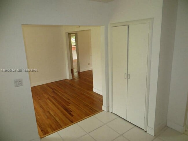 Building Photo - 5851 SW 28th St