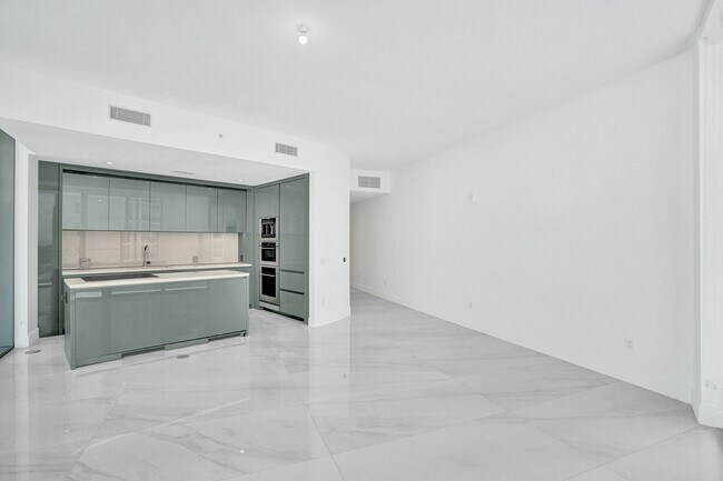 Building Photo - 18975 Collins Ave