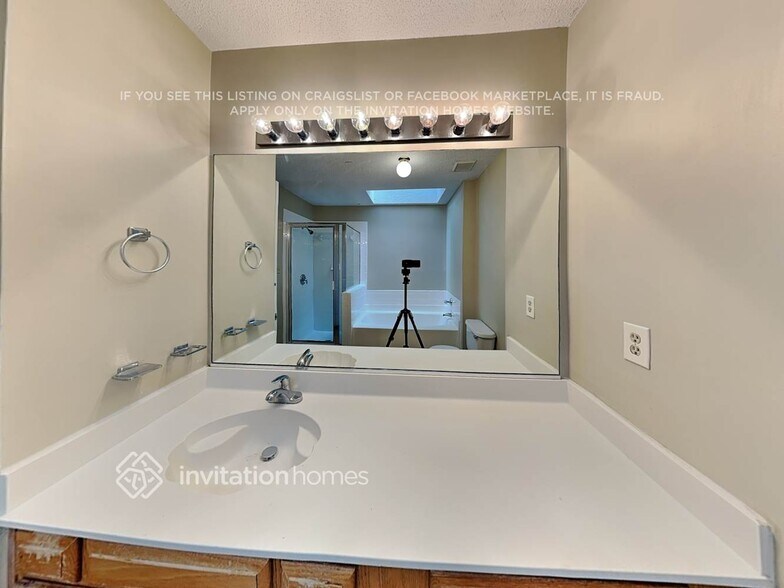 Building Photo - 2225 Sloan Dr