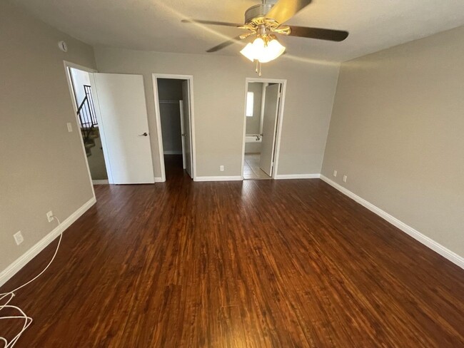 Building Photo - 3 Bed/ 2.5.Ba 2 story townhome , Gated Com...