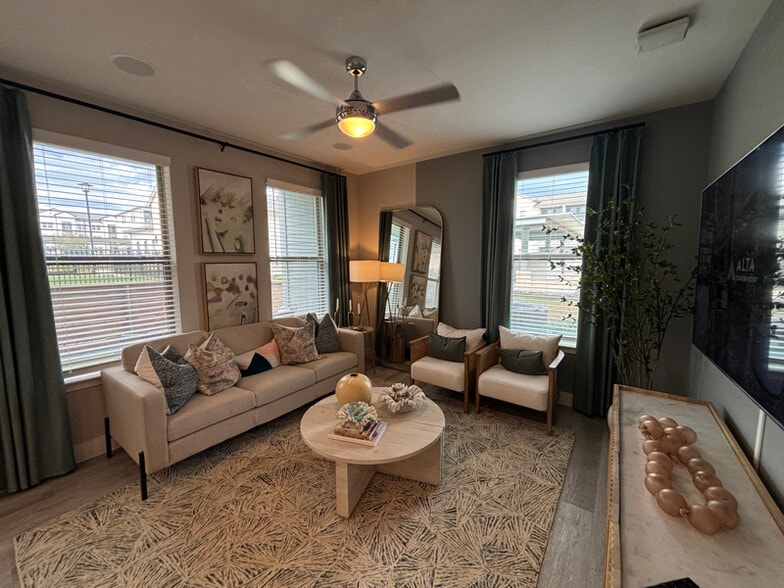 Building Photo - 502 Commercial Lp