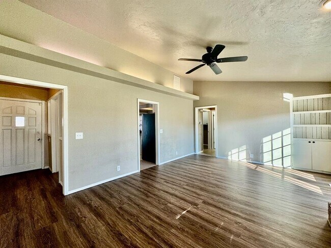 Building Photo - 2200 W Rockypoint Dr