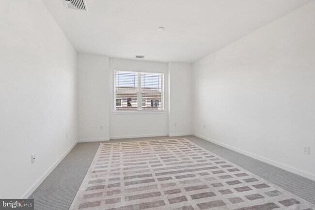 Building Photo - 2 Dogleg Ln