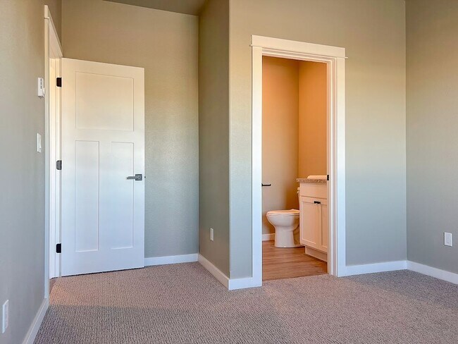 Building Photo - Pet Friendly 2 bed/ 2 bath unit at Soldier Ridge!